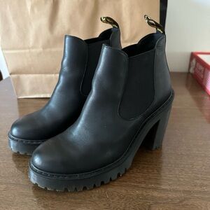 NWOT Dr. Martens Hurston Size 9
